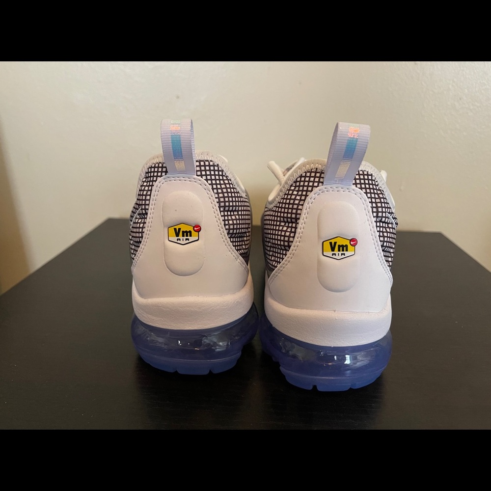 Nike Vapormax Plus Grid Pattern - image 4